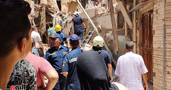 انهيار عقار قديم فى الجمرك بالإسكندرية والبحث عن مفقودين تحت الأنقاض.. صور