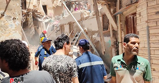 مصرع شخص وإنقاذ آخر إثر انهيار عقار قديم فى الجمرك بالإسكندرية ..صور