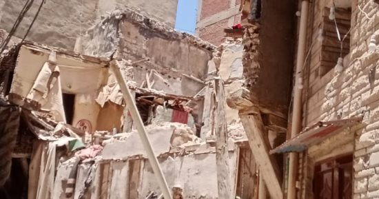 "حى الجمرك" بالإسكندرية: تم قطع المرافق عن العقار المنهار وجارى البحث عن مفقودين