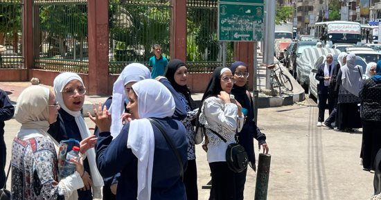 امتحانات الثانوية العامة 2023.. الطلاب سعداء بـ"الإنجليزى".. الامتحان فى مستوى الطالب المتوسط فى البحيرة.. فرحة بين الطلاب بأسيوط وقنا وبورسعيد والأقصر والإسكندرية.. وطالبات كفر الشيخ: يحتاج إلى وقت أطول.. صور