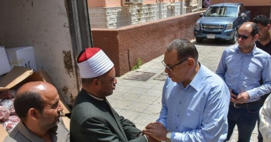 توزيع طنى لحوم من صكوك الأضاحى والإطعام على الأسر الأولى بالرعاية فى الشرقية