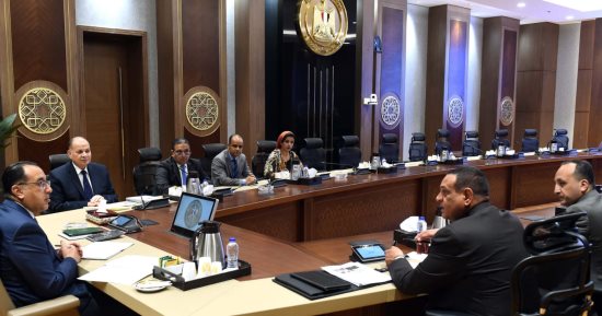رئيس الوزراء يتابع مع محافظ أسيوط موقف تنفيذ المشروعات بالمحافظة
