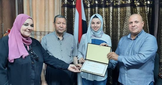 وكيل "تعليم دميـاط" يستقبل منة الديب الأولى على الجمهورية فى الدبلومات الفنية