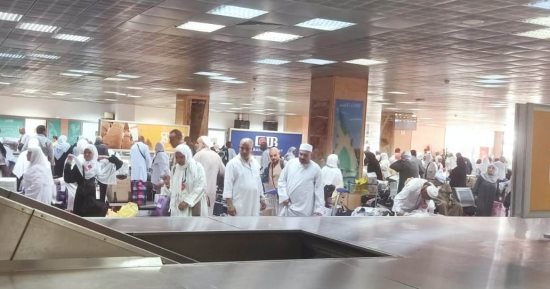 مطار الأقصر الدولى يستقبل أولى رحلات الحجاج العائدين من الأراضى المقدسة.. صور