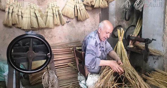 صناعة المقشة القش مهنة تحارب الاندثار