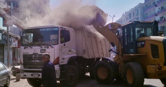 حملات مكبرة لتحسين حالة النظافة ورفع التعديات بشارع فيصل فى الجيزة.. صور