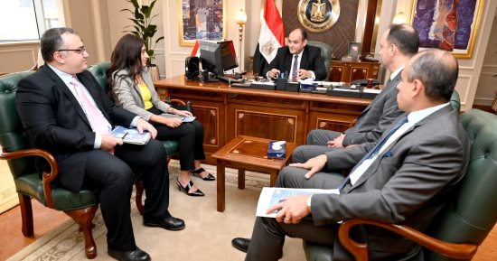 وزير الصناعة يلتقي وفد شركة للمنتجات الصحية لبحث فرص الاستثمار 