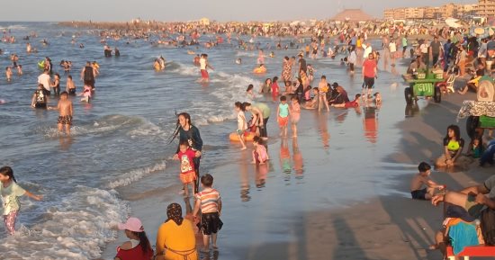 شواطئ مصيف بلطيم الـ6 كاملة العدد وزحام وإقبال من مختلف المحافظات