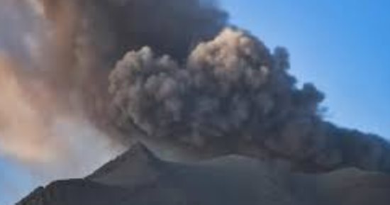 إندونيسيا تحذر السكان من السحب الساخنة بمنطقة جبل كارانجيتانج البركانى