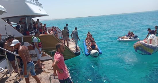ارتفاع معدلات الإشغالات الفندقية بالبحر الأحمر.. أغلب فنادق الغردقة كاملة العدد خاصة صاحبة الأكوا بارك.. إقبال كبير على الرحلات البحرية خاصة للجزر والألعاب البحرية.. وهناك من يفضلون الغوص والسنوركلنج.. صور