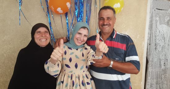 حكاية إسراء ابنة البحيرة الحاصلة على المركز الأول فى الدبلومات الفنية..تكشف سر تفوقها وتتمنى الالتحاق بكلية الهندسة لتبتكر شيئا جديدا للإنسانية.. والأهالى يحتفلون بالمزمار والطبل البلدي ويطوفون الشوارع.. صور