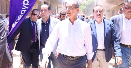 وزير الاتصالات يتفقد أعمال مد كابلات الألياف الضوئية بقرية "شما" ضمن حياة كريمة