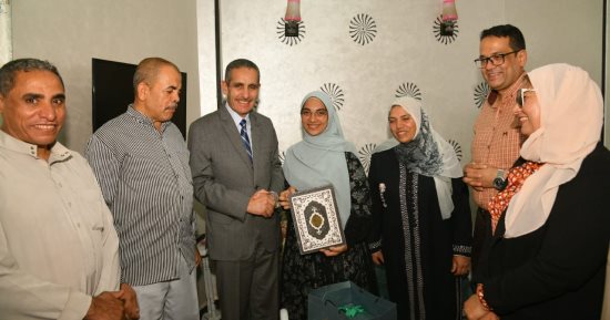 محافظ الغربية يزور أوائل الدبلومات الفنية ويقدم لهم التهنئة   