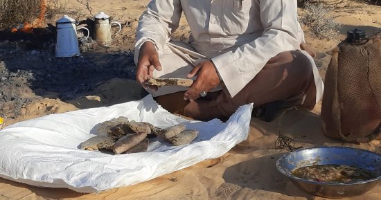 تعرف على "فتة العجر" وجبة أهل سيناء المتوارثة من البطيخ والخبز المشوى في الجمر