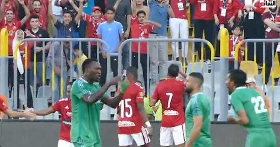شاهد كيف احتفل كهربا وبيرسى تاو بهدف الأهلى فى مرمى الاتحاد.. فيديو