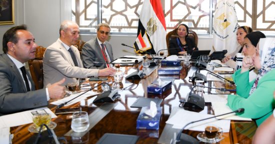 وزيرة البيئة تبحث الاستعدادات اللوجيستية للجناح المصرى فى COP28 بالإمارات