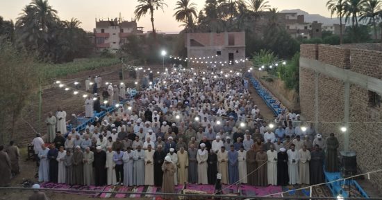 أهالي قرية البعيرات بالأقصر يؤدون صلاة الغائب على متوفى غرقا فى النيل.. صور