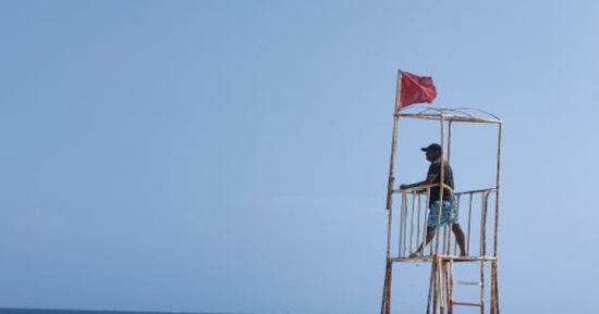 رفع الرايات الحمراء والصفراء على شواطئ الإسكندرية وتحذيرات من ارتفاع الأمواج