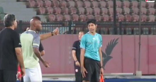 شيكابالا يعترض على بطء المسعفين أثناء نزولهم أرض الملعب خلال لقاء فيوتشر (فيديو)