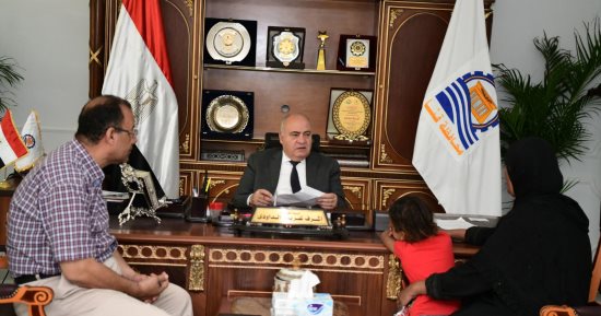 محافظ قنا يواصل استقبال المواطنين يوميا بمكتبه لبحث طلباتهم 