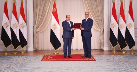 الرئيس السيسي يمنح وسام الجمهورية من الطبقة الأولى لرؤساء الهيئات القضائية السابقين