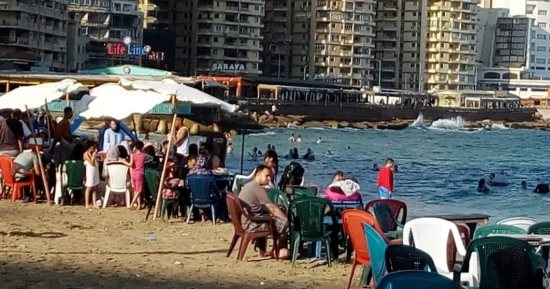 رفع الراية الحمراء على جميع شواطئ الإسكندرية.. "السياحة والمصايف" تصدر 10 تحذيرات للمصطافين أبرزها ارتداء "اللايف جاكيت" وعدم ركوب البدالات واستخدام العوامات.. وتؤكد: تم زيادة عدد المنقذين على الشواطئ.. صور