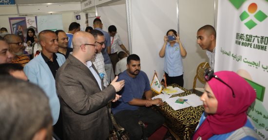 محافظ بنى سويف يتفقد فعاليات الملتقى التوظيفى لمؤسسة حياة كريمة