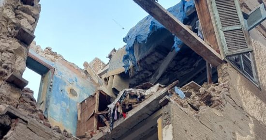 سقوط أجزاء من عقار قديم بحى الجمرك بالإسكندرية دون إصابات 