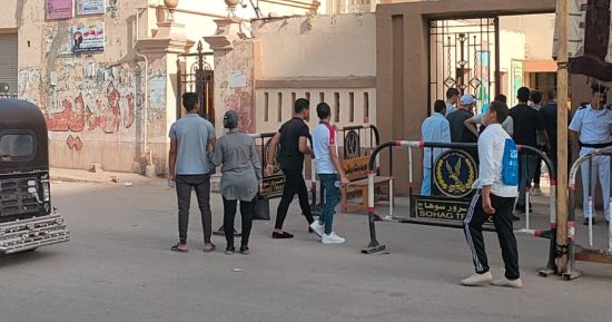 توافد طلاب الثانوية العامة على اللجان لأداء الامتحانات بسوهاج.. صور