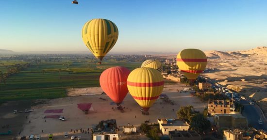 عودة تحليق رحلات البالون الطائر بالأقصر بخروج 480 سائحا على متن 20 رحلة.. صور
