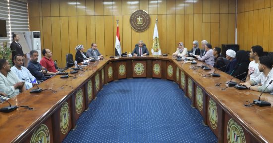وزير العمل يسلم شيكات بمليون و295 ألف جنيه لضحايا عمالة غير منتظمة.. صور