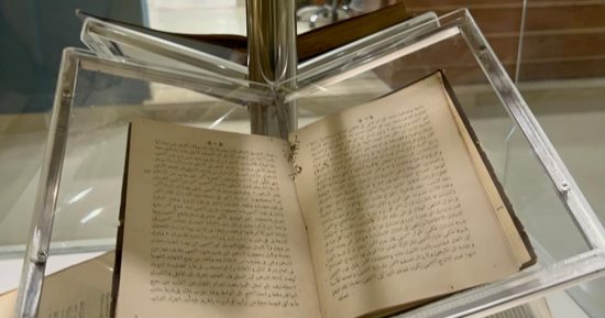 أوائل المطبوعات باللغة العربية فى متحف جامعة الإسكندرية للمقتنيات.. يضم مطبوعات نادرة فى كل المجالات.. فتحه للطلاب للدراسة والبحوث العلمية.. ولجنة متخصصة مسئوليتها ترميم المقتنيات والمخطوطات.. فيديو وصور