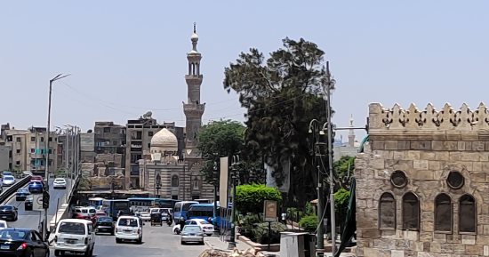 فك مأذنة مسجد المسبح الأثرى بميدان السيدة عائشة لترميمها.. صور