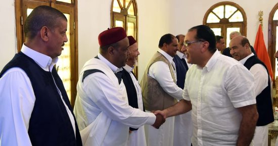 رئيس الوزراء يلتقى كبار مشايخ وعواقل واحة سيوة وأعضاء النواب والشيوخ.. رسالة شكر وتقدير للرئيس السيسى لحل المشكلات التي واجهتها الواحة.. ومدبولى: كلفت بأن يتم دهان جميع واجهات المبانى لتكون على نسق واحد.. صور