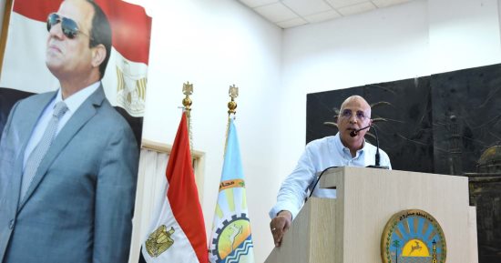 وزير الري يستعرض جهود تطوير منظومة إدارة الري والصرف بالواحة  