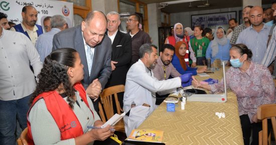 200 فرقة طبية تقدم خدماتها للمواطنين بالمجان بقرى أسيوط ضمن حملة "100 يوم صحة"