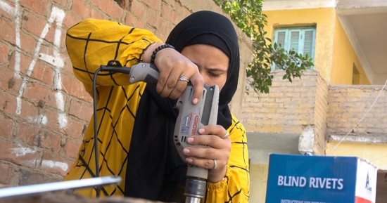 الأسطى ندى فتاة الألوميتال.. بنت بـ100 راجل تعلمت من والدها أصول الشغلانة "فيديو"