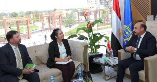 محافظ أسوان يعرض على وفد السفارة الأمريكية فرص الاستثمار.. صور