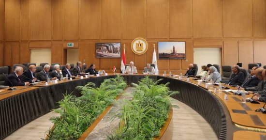 وزير التعليم العالي يجتمع بمستشاريه بالجامعات الخاصة وأفرع الجامعات الأجنبية