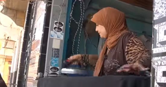 الزباين بتيجى تكوى هدومها من كل مكان.. أم إيمان أسطى إيديها تتلف فى حرير