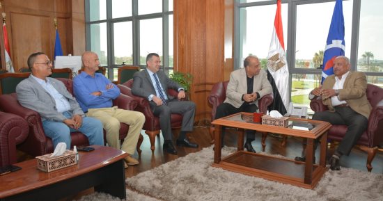 ‫‬وزير قطاع الأعمال يبدأ زيارته للسويس بلقاء المحافظ وأعضاء مجلسى النواب والشيوخ