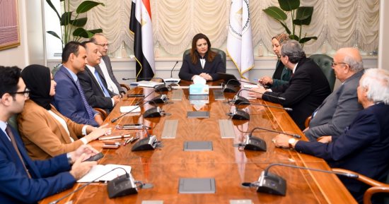 وزيرة الهجرة تبحث دعم جهود الدولة في تقديم خدمات طبية بالقرى الأكثر احتياجا