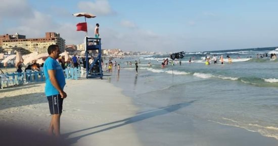 "السياحة والمصايف" بالإسكندرية: رفع الراية الحمراء على شواطئ العجمى فقط