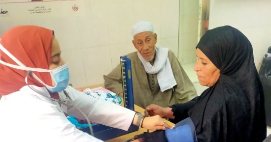فحص أكثر من 38 ألف مواطن بمبادرة 100 مليون صحة خلال شهر بسوهاج.. صور