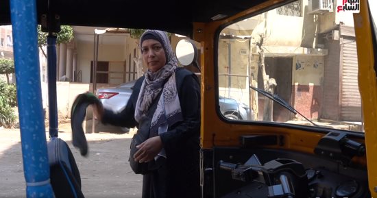 ستات القرية حسوا بالأمان لهم ولأولادهم.. دلال أول سائقة توك توك في قرية ساقية أبو شعرة