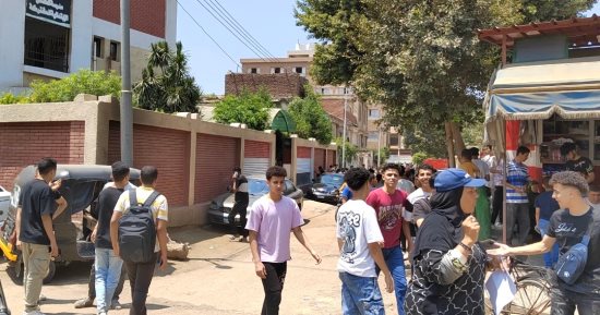 طلاب الثانوية العامة يستعدون لدخول اللجان لأداء امتحان الديناميكا