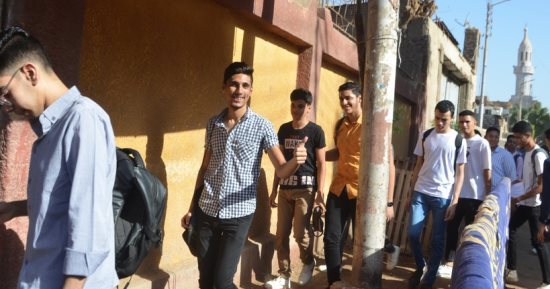 طلاب الثانوية العامة بالأقصر يتوافدون على لجان امتحان الديناميكا.. صور