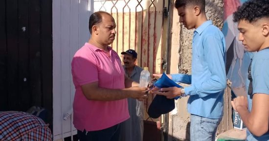 مياه معدنية لطلاب الثانوية بالوادى الجديد قبل امتحان الديناميكا .. صور 