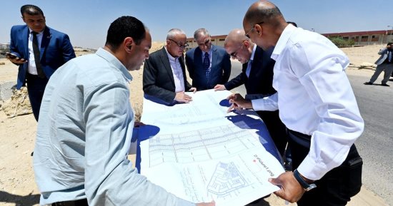 وزير الإسكان يتفقد مشروعات تطوير محاور الطرق ومشروع منطقة الخدمات بالقاهرة الجديدة