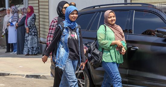 امتحان الديناميكا للثانوية العامة.. الطلاب: "الأسئلة صعبة ومحتاجة وقت"